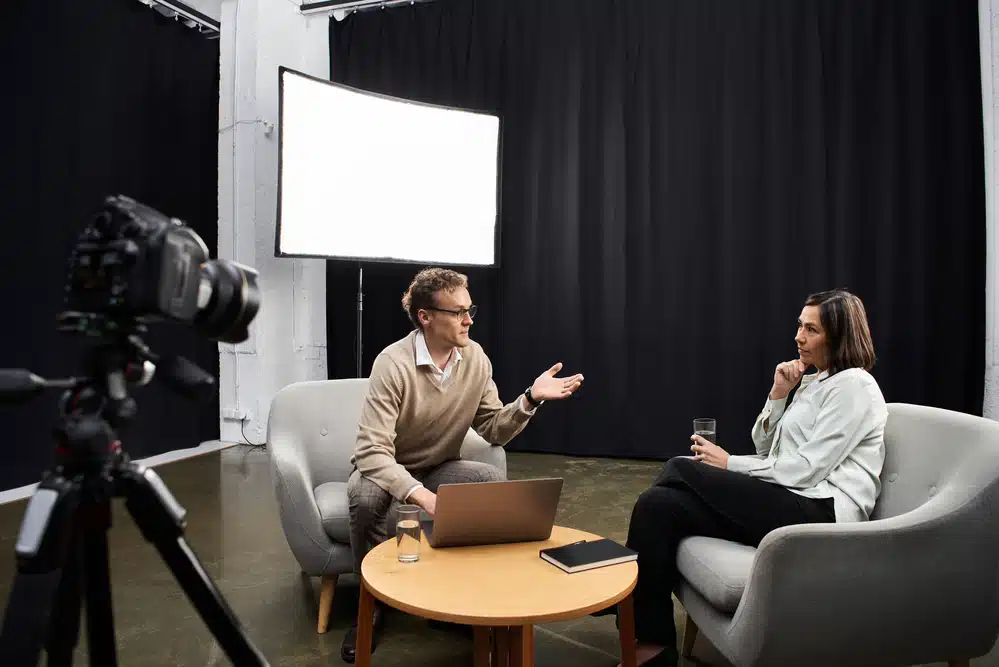A knowledgeable journalist conducts a professional virtual event interview